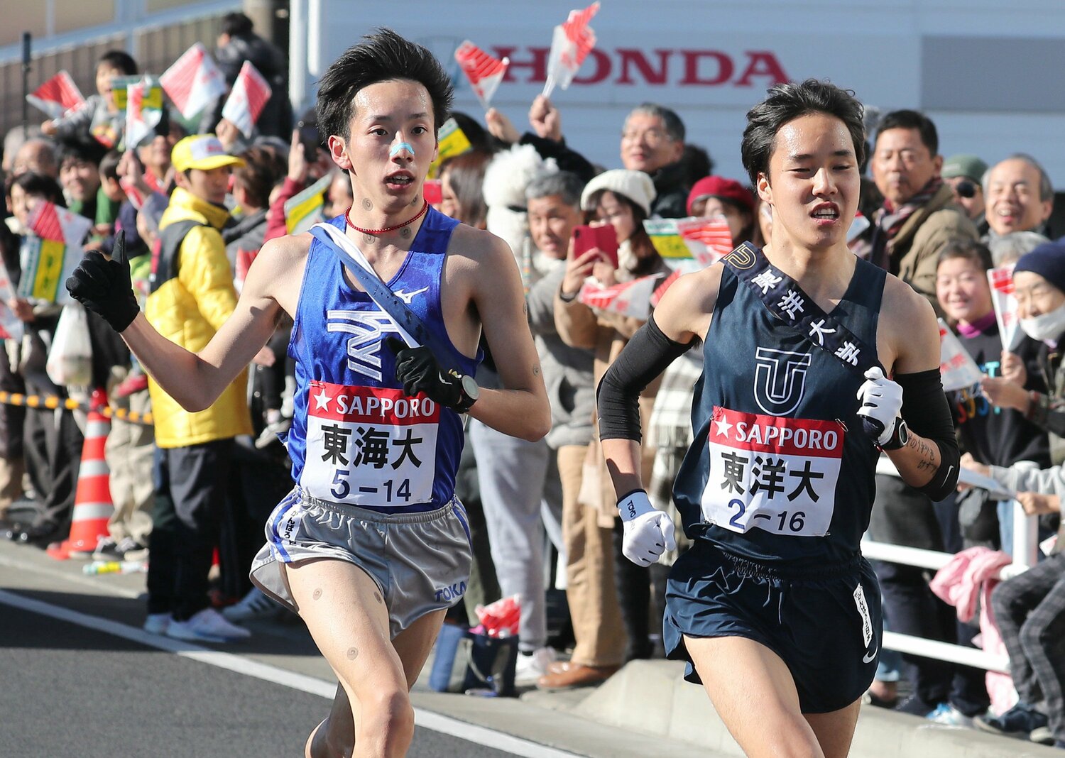 後ろについた小松　©JIJI PRESS