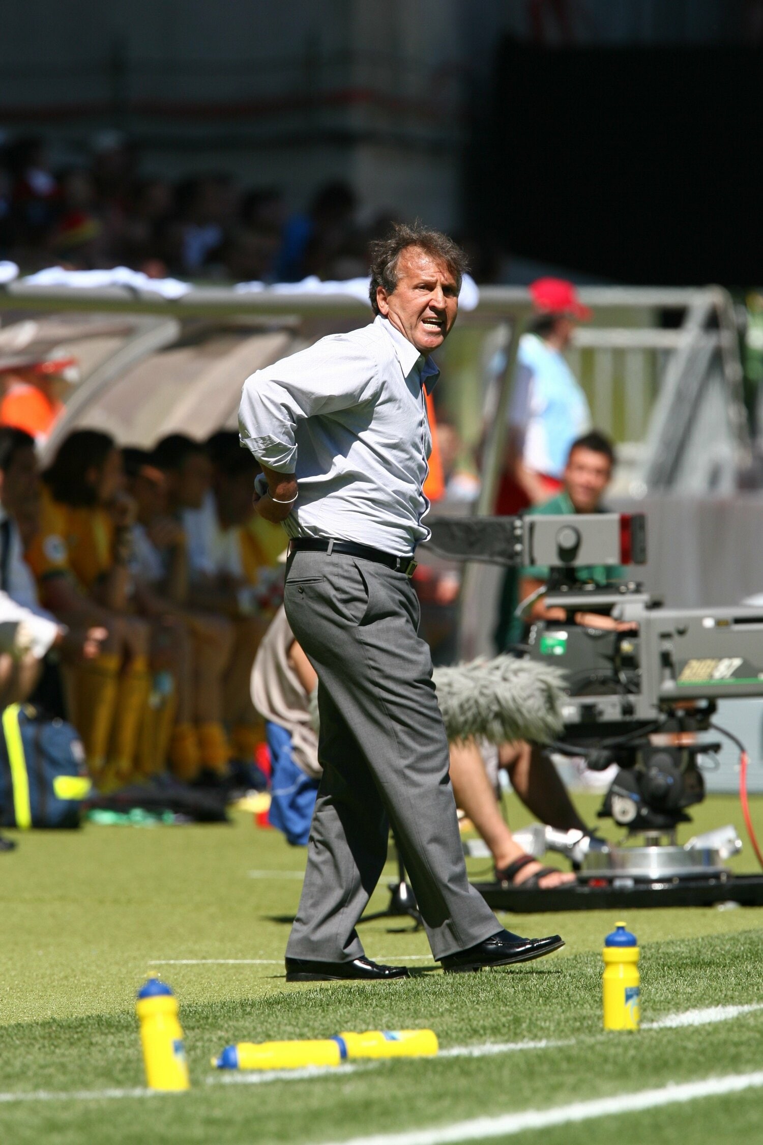 ドイツW杯オーストラリア戦、テクニカルエリアでのジーコ監督　©JMPA