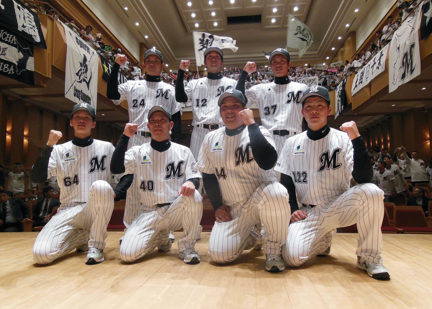 2013年の新入団選手発表会でファンにお披露目された育成1巡目指名の肘井さん（前列左）。石川歩（後列中央）や井上晴哉（前列左から3人目）らが同期入団だ　　©JIJI PRESS