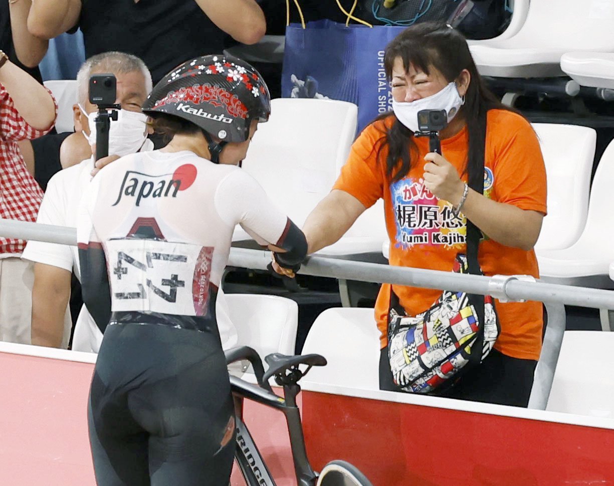 自転車トラック女子オムニアムで銀メダルを獲得し、梶原悠未と握手する母有里さん ©KYODO