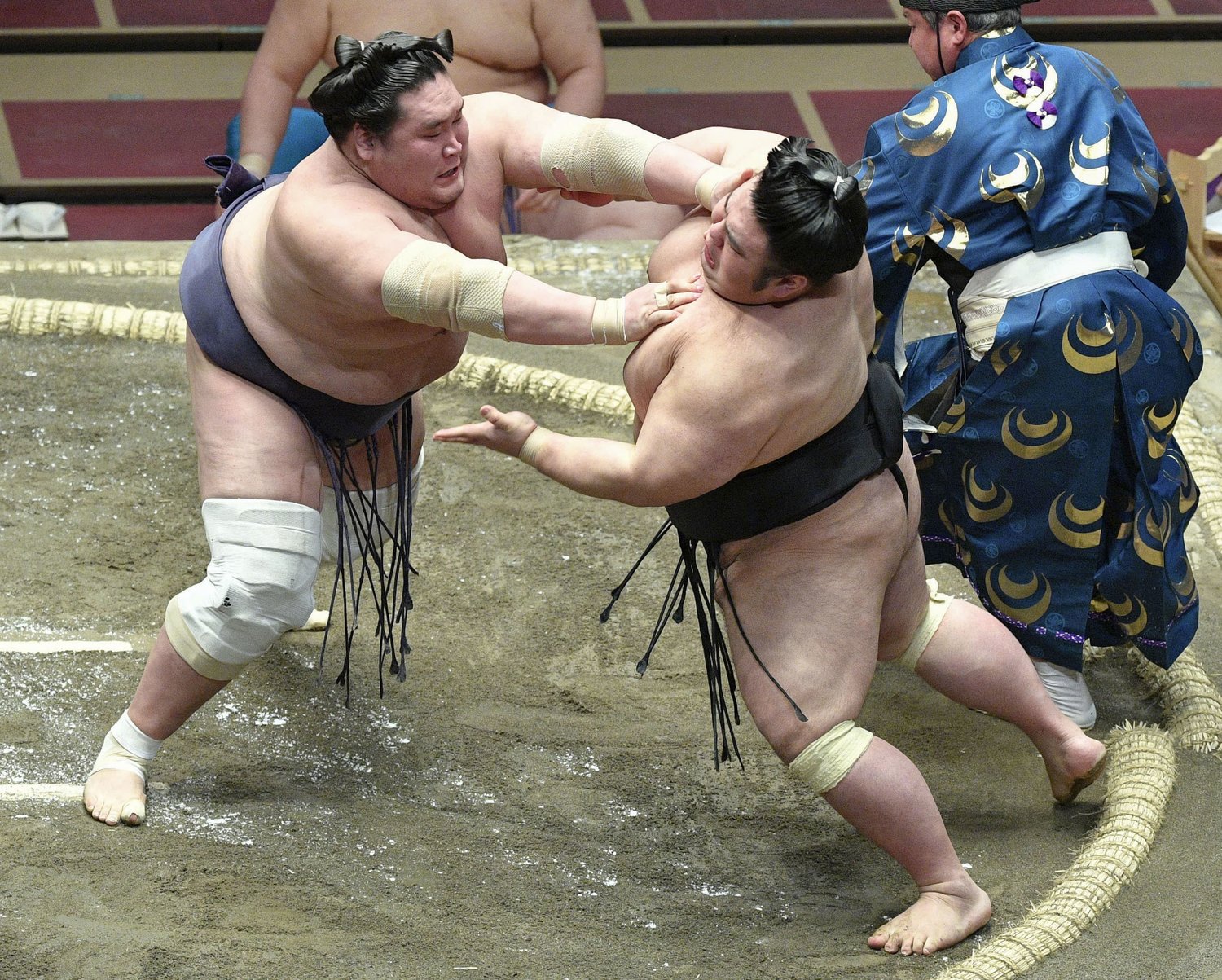 春場所千秋楽。照ノ富士（左）は貴景勝を押し出しで破って優勝した