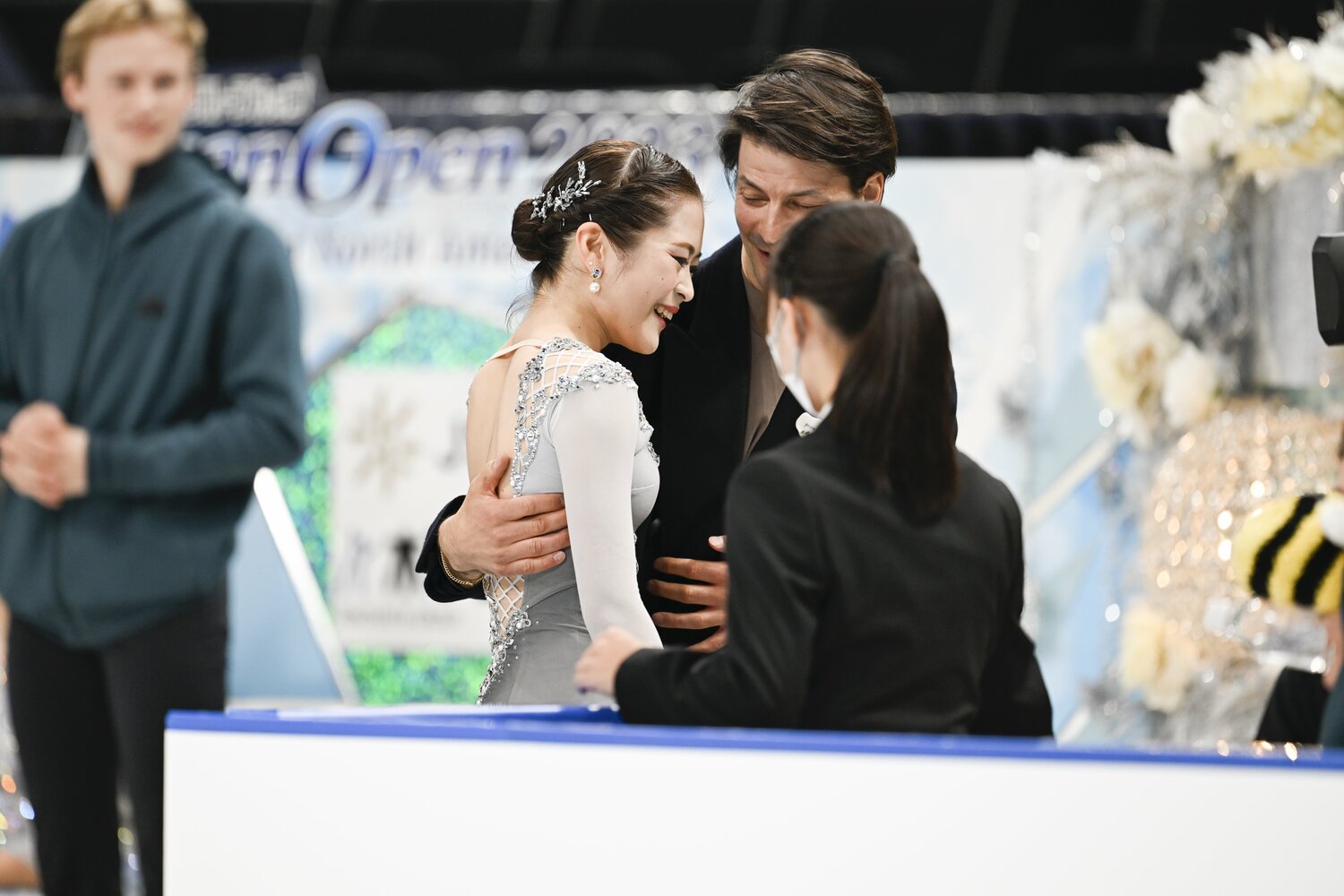 ジャパンオープンの演技後にステファン・ランビエルとハグをかわす宮原知子　©︎Asami Enomoto