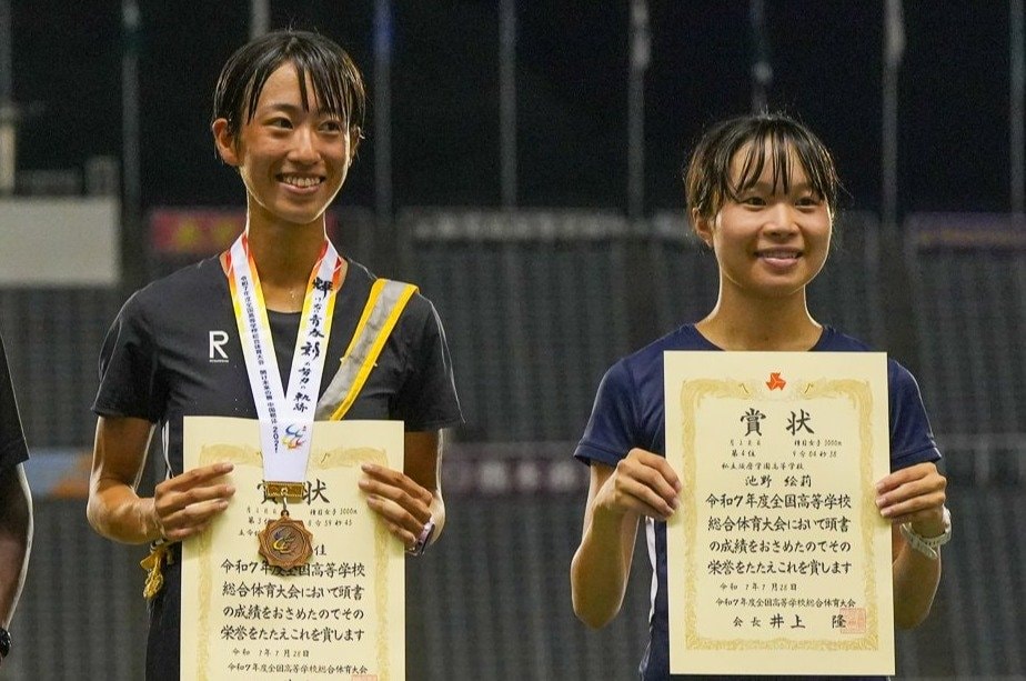 昨夏のインターハイでは2人の留学生に続いて3位と4位に入った芦田（左）と池野　©Satoshi Wada