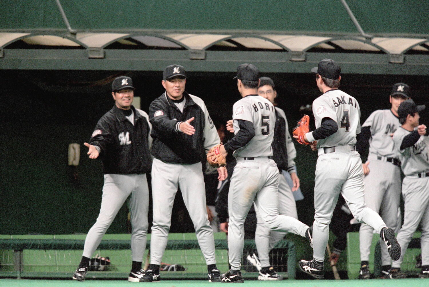 1999年から5年間、マリーンズの監督をつとめた山本功児監督(左から2人目) ©JIJI PRESS