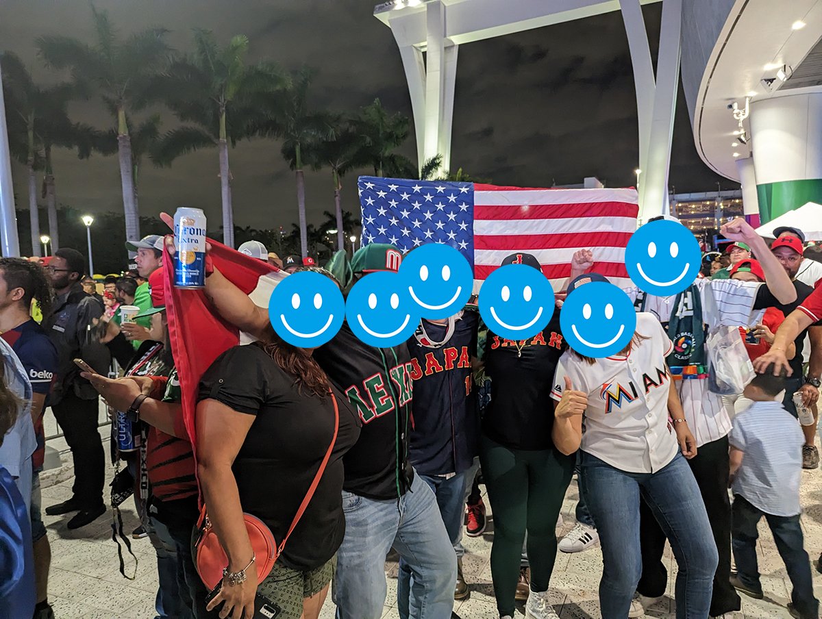 劇的勝利後メキシコファン、アメリカファンたちと　©Aki