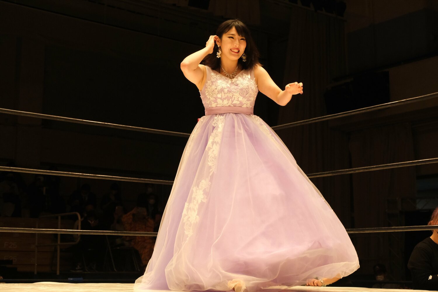 大会オープニングはイメージカラー・紫のドレスに身を包んで登場