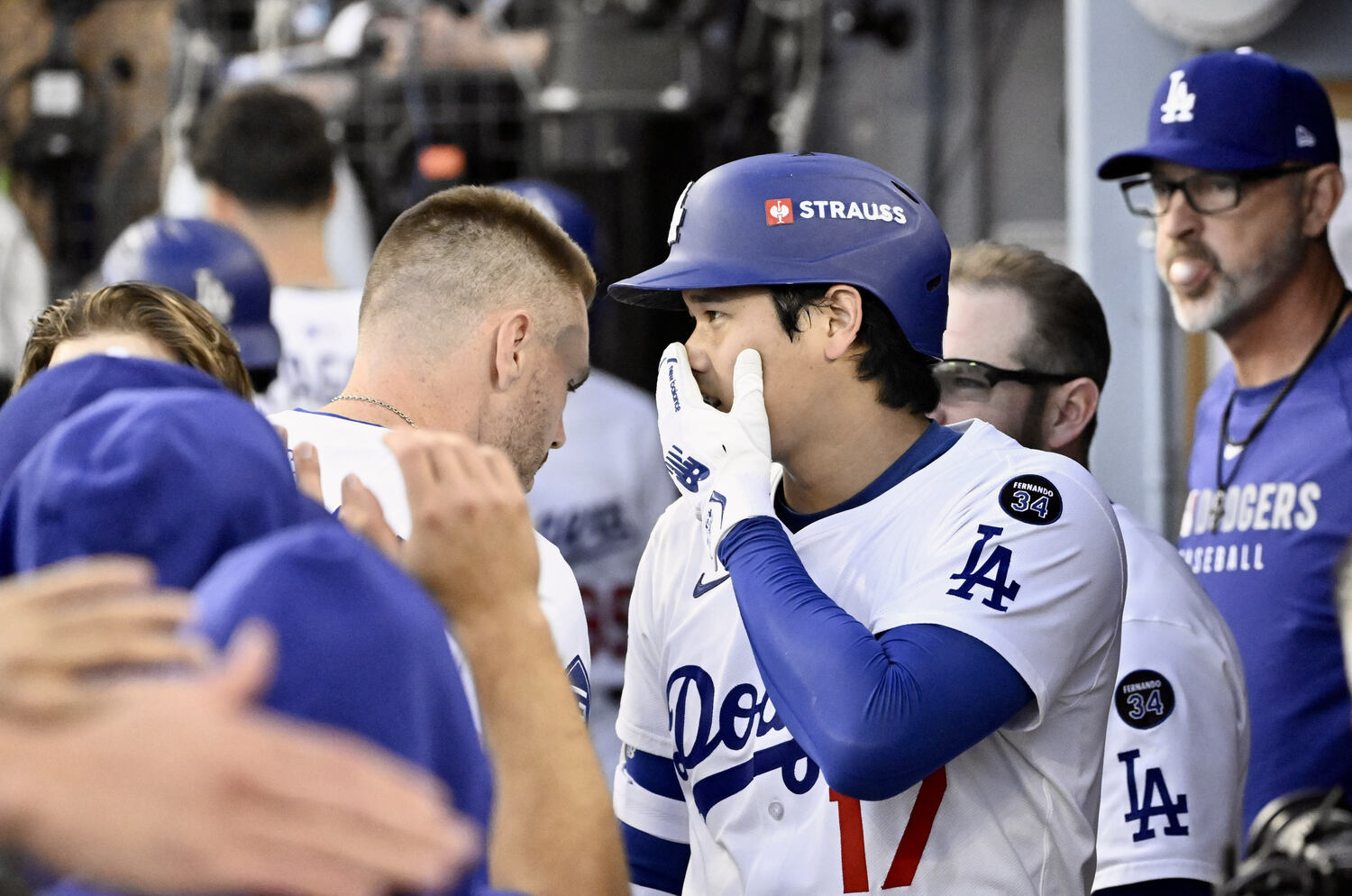 1本目の本塁打後、フリーマンと情報共有　©Getty Images