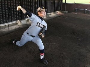 高校生離れしたフォークと直球。ドラフト期待、佐藤世那の球を受けた。