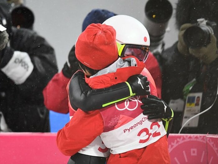 高梨沙羅を抱きしめた伊藤有希。12歳の頃から変わらない、心遣い。<Number Web> photograph by Asami Enomoto/JMPA