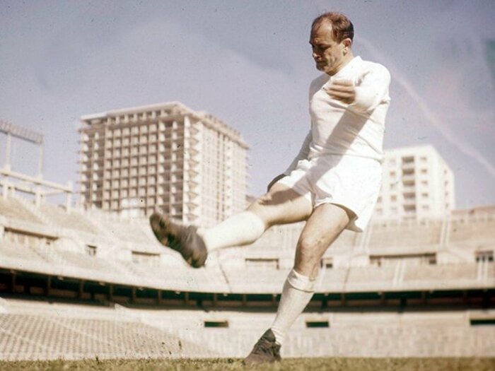 〈発掘〉97歳日本人が70年前、世界No.1サッカー選手と直接対決していた!「ディ・ステファノは信じられないような…」<Number Web> photograph by L'EQUIPE/AFLO