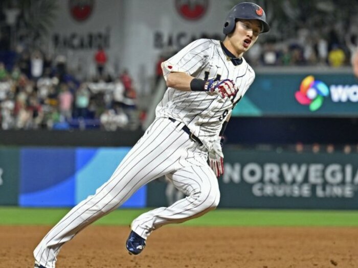 周東佑京「鬼ごっこで捕まった記憶ない」WBC“あの爆速スピード”はなぜ? 親族にオリンピック選手、3年前に“世界新”の盗塁記録…米国人記者も衝撃<Number Web> photograph by KYODO