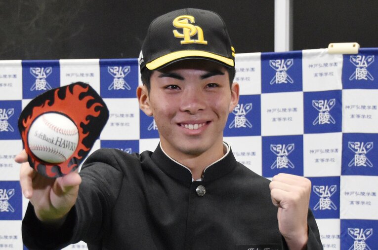 ソフトバンクから「外れ外れ1位」で指名を受けた神戸弘陵高の村上泰斗。転機となったのは、昨秋あるビッグマウスを監督に窘められたことだという ／ photograph by JIJI PRESS