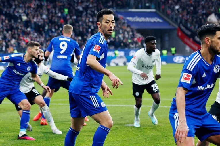 「1年前はJ2→ドイツ5部」上月壮一郎22歳の堂々1部デビュー…長谷部誠と握手、鎌田大地vs吉田麻也のW杯組対決も〈現地撮影〉(31)