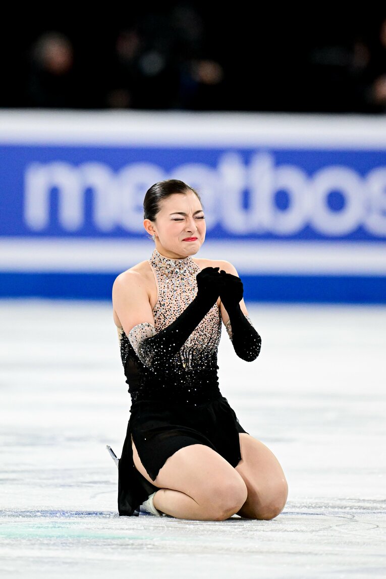 世界選手権フリーのフィニッシュポーズ後に両膝を氷上について座り込んだ坂本花織　©︎AFLO