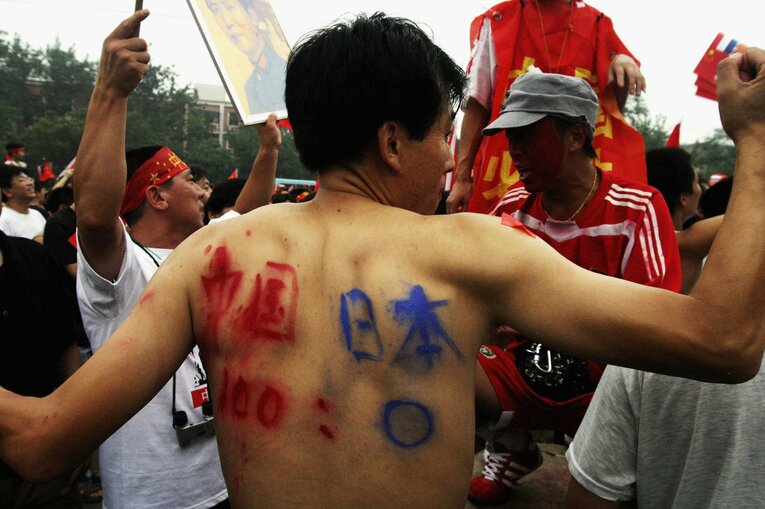 決勝戦を前に「中国100：日本0」のペイントを施した中国サポーター　©Getty Images