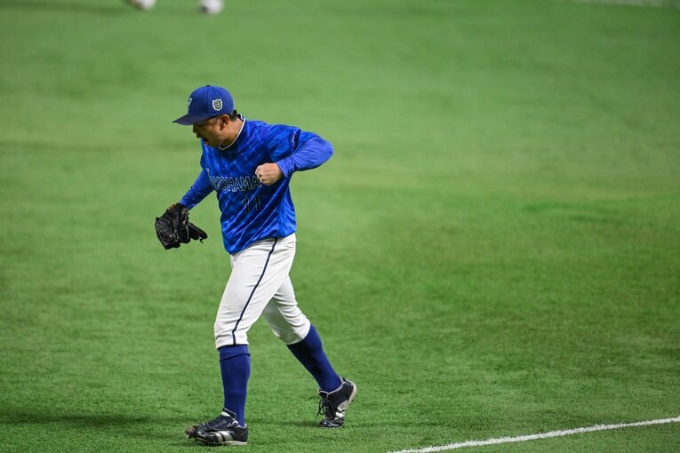 日本シリーズ第3戦、ガッツポーズの東克樹　©Nanae Suzuki