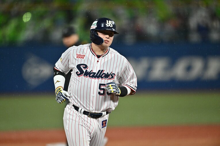 CS第2戦で阪神・藤浪から逆転2ランを放ち、悠々とダイヤモンドを一周するヤクルト村上　©︎Hideki Sugiyama