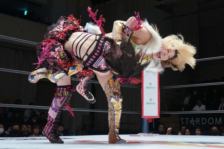 伊藤麻希を投げる羽南　©Essei Hara