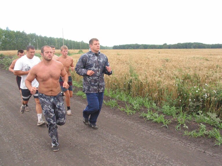 弟アレキサンダー（右）らとランニングするヒョードル　©Koji Fuse