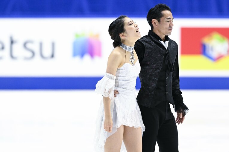 フリーの演技後、肩を組み高橋の背中をポンと叩く村元　©Asami Enomoto