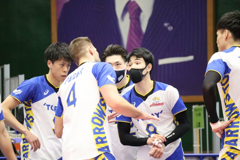 勝利に貢献したセッター真子康佑（8番）　©︎TORAY ARROWS