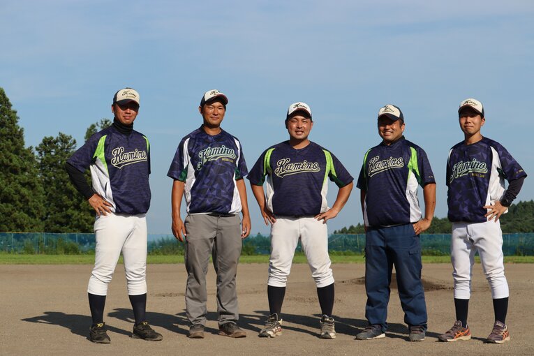 加美農業のスタッフ（正面左側から）相馬匠コーチ、佐藤圭副部長兼宮城県審判団、佐伯友也監督、齊藤太郎部長、千葉俊博コーチ