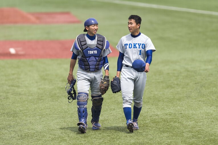 東大野球部時代の宮台康平投手と喜入友浩捕手（左、2016年撮影）。宮台は17年ドラフト7位で日本ハム入り。喜入は17年にTBSに入社しアナウンサーに　©BUNGEISHUNJU