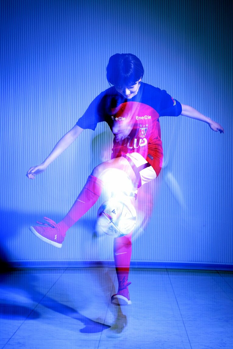 眞嶋さんの「ウマすぎリフティング」連続写真　©Kiichi Matsumoto