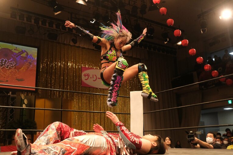 「スターダムをクビになって…」人気女子プロレスラーが初告白　ウナギ・サヤカ“超満員の自主興行”に密着して感じた「不思議な風格」(67)