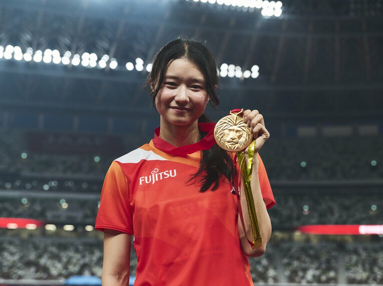 自身初となる「金のライオン」を手にした田中　©Yuki Suenaga