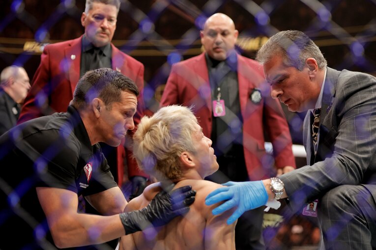 試合後、意識を取り戻した朝倉海（7枚目／全8枚）©Getty Images