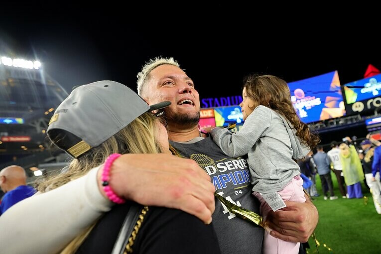 家族とともにドジャースのワールドチャンピオンを喜ぶロハス　©︎Getty Images