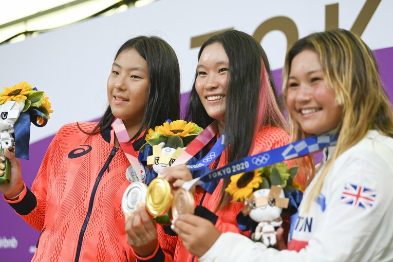 東京五輪女子スケートボードのパーク部門で金メダルを獲得した四十住さくら（中央）。彼女は安床兄弟の父・由紀夫さんが設置したという“g”スケートパークに片道3時間もかけて通っていたという　©JMPA