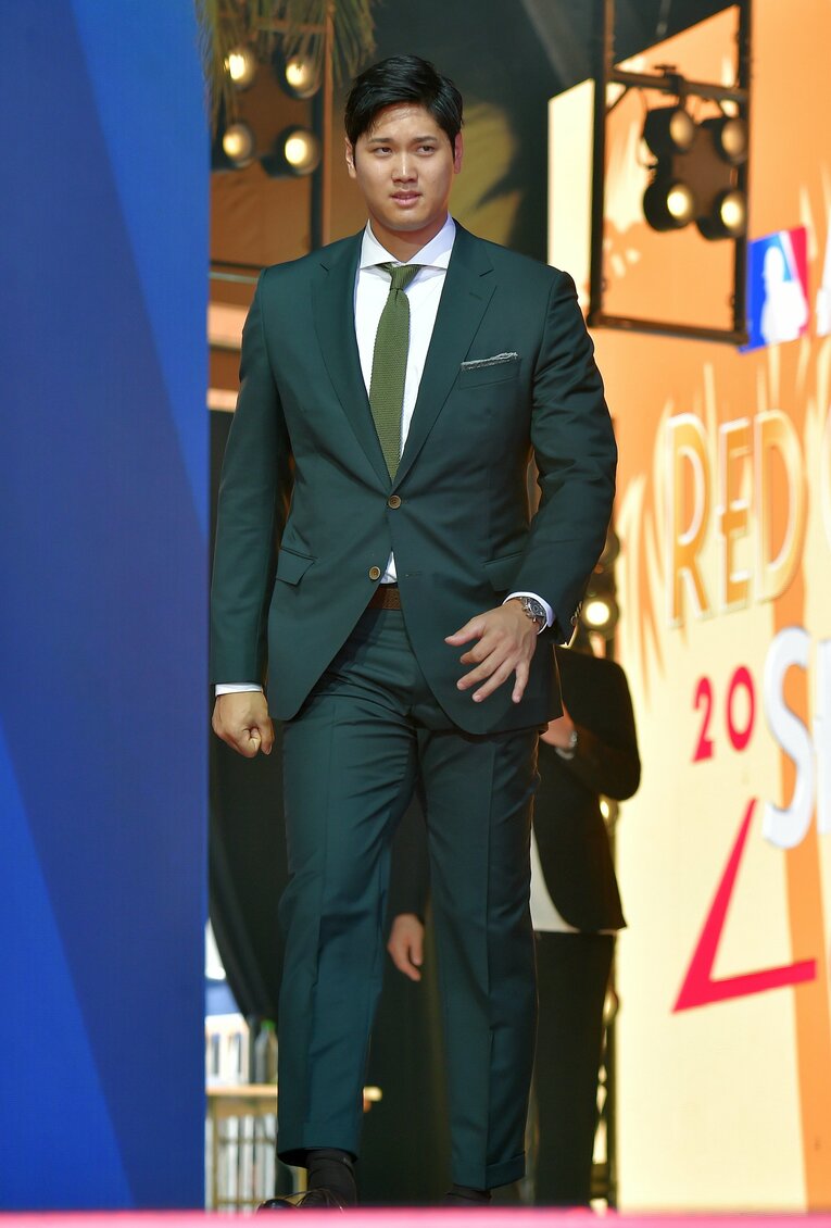 ダークグレーのスーツだった2022年7月…オールスターのレッドカーペットで　©JIJI PRESS