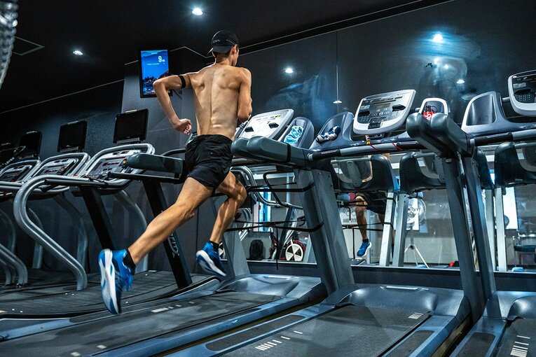 選手たちは多いときで週3度、低酸素室でトレーニングを行っている