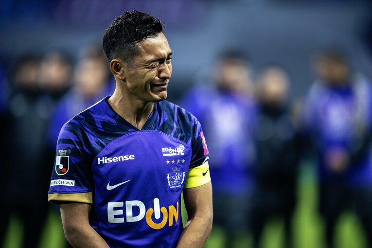 涙をこらえきれない青山　©Takuya Sugiyama