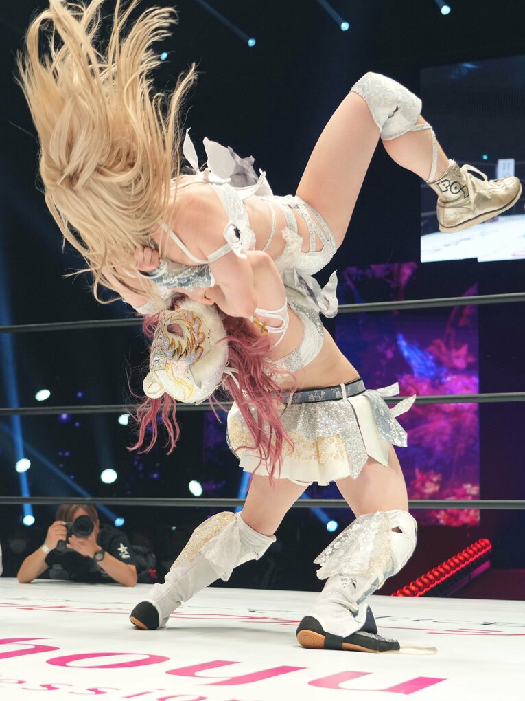 スターライト・キッドのタイガースープレックス。2024年12月29日、両国国技館　©Essei Hara