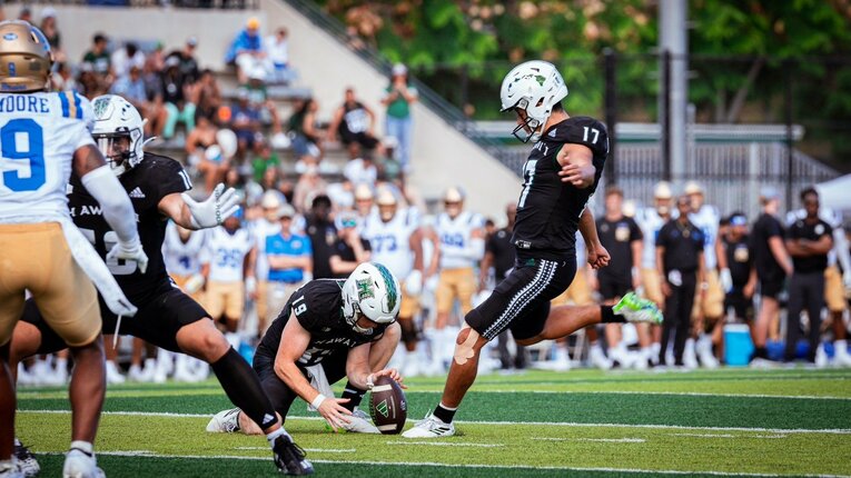 編入2年目からはハワイ大チームの正キッカーとして活躍している松澤／本人提供