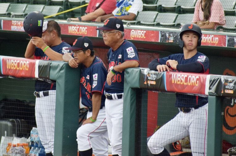 U-18ワールドカップで高校日本代表を率いた馬淵史郎監督（明徳義塾）。世界を相手に“馬淵流”の「打てなくても勝てる野球」を貫いた ／ photograph by JIJI PRESS