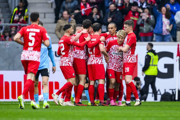 堂安もゴールを決め、レバークーゼン相手に善戦したが、勝利とはならなかった　©Getty Images