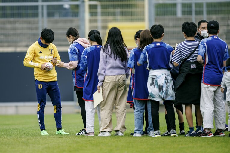 久保建英のサインの列に並ぶ子どもたち　©Kiichi Matsumoto