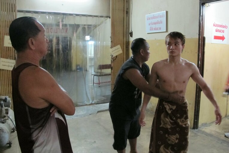 ムエタイの聖地・ラジャダムナンでの計量の様子　©Koji Fuse