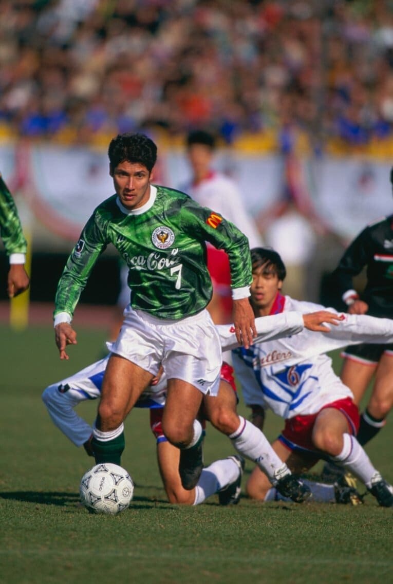 ヴェルディ時代のビスマルク。抜群のテクニックと判断力を持ったプレーメーカーだった（全12枚中の1枚目）　©Sports Graphic Number