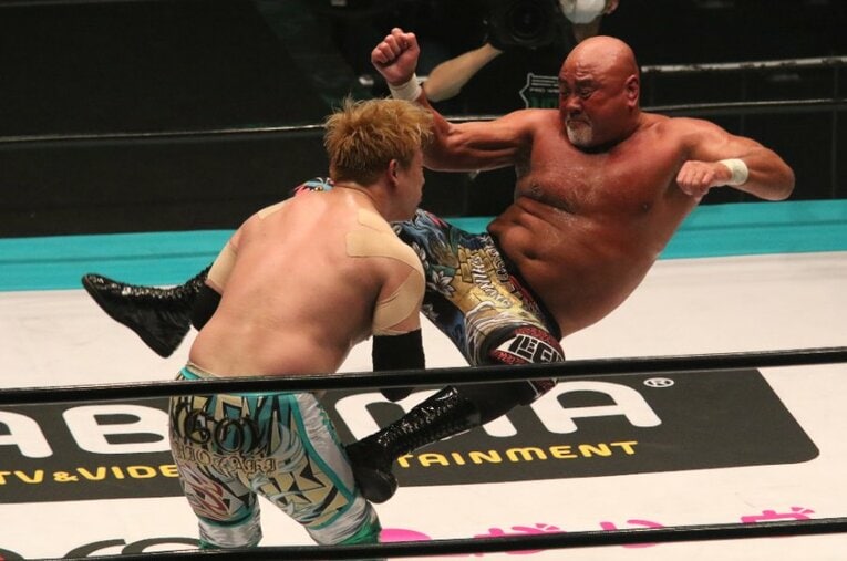 今年2月に開催された武道館大会にて、潮崎にシャイニングウィザードを見舞う武藤敬司 ／ photograph by AFLO