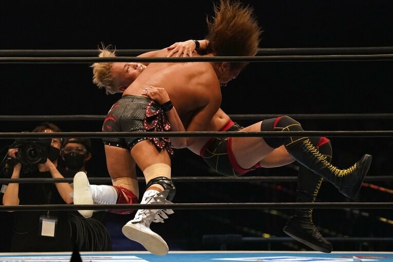 オカダにデスティーノを放つ内藤