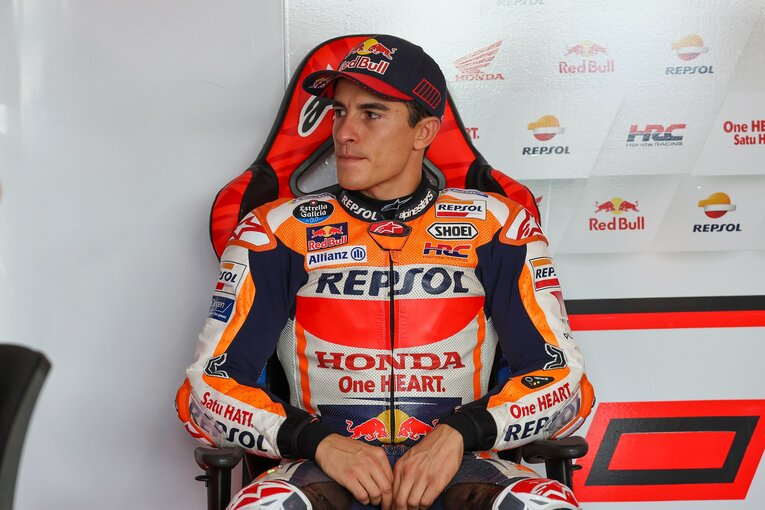 レースはリタイアに終わっただけに、アラゴンGPのピットでは時折険しい表情を見せたマルケス　©Satoshi Endo