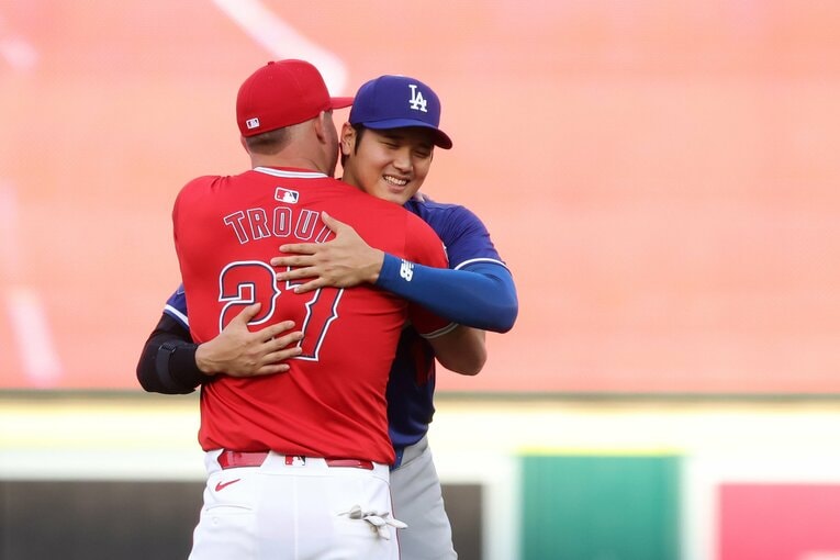 26日に再びハグ。会見の後だけにトラウトの気遣いを感じる交流だった　©Getty Images