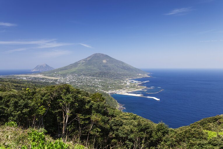 伊豆諸島・八丈島。島の人口は約7000人。東東京大会で、都立八丈高校野球部は6年ぶりの勝利を挙げた　©AFLO