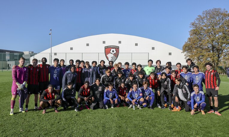 Ｕ-22代表選手とボーンマスの選手たち。試合後に記念写真を撮った　©Getty Images