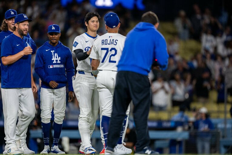 【常勝ドジャースと大谷らの”ステキな日常”／全100枚超】大谷さんと話すロハス…写真はまだまだ続きます　©Nanae Suzuki